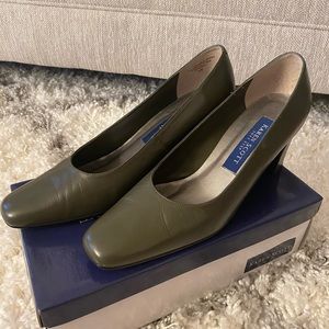 Green Karen Scott heels size 9.5